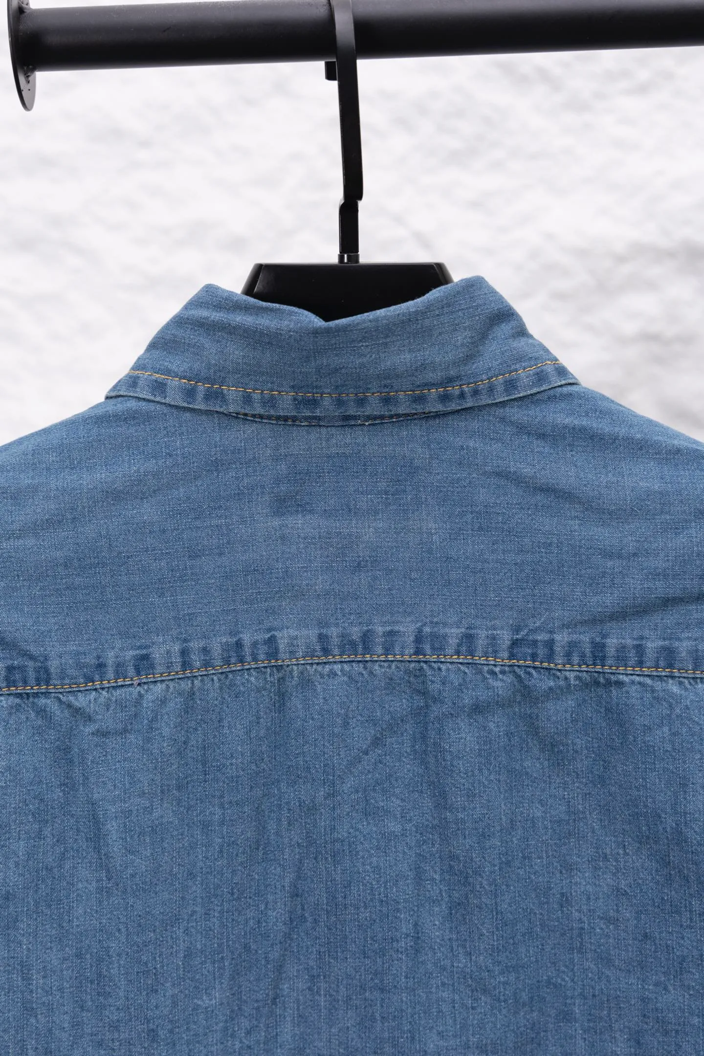 P220 model number/F150 Rah Lauren colorful small logo embroidered denim shirt. Same style for men and women. Complete with three labels. Full set of packaging. Official website details are consistent. Made of denim fabric. The denim fabric has been treated with a special process, and the texture is soft but not stiff. Ready-made clothes are washed. Skin-friendly and comfortable. Classic and invincible. Suitable for business and leisure. Collar buttons. Different currencies. All fabric accessories are original and the details are very good. Color: denim blue Size: S M L XL